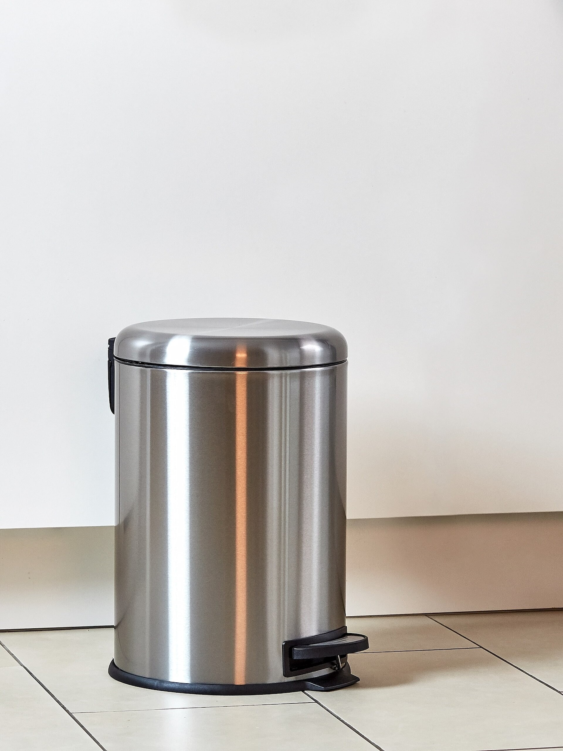 WENKO LEMAN Mülleimer 20 Liter, Silber, Easy Close, Edelstahl WENKO LEMAN Mülleimer 20 Liter, Silber, Easy Close, Edelstahl