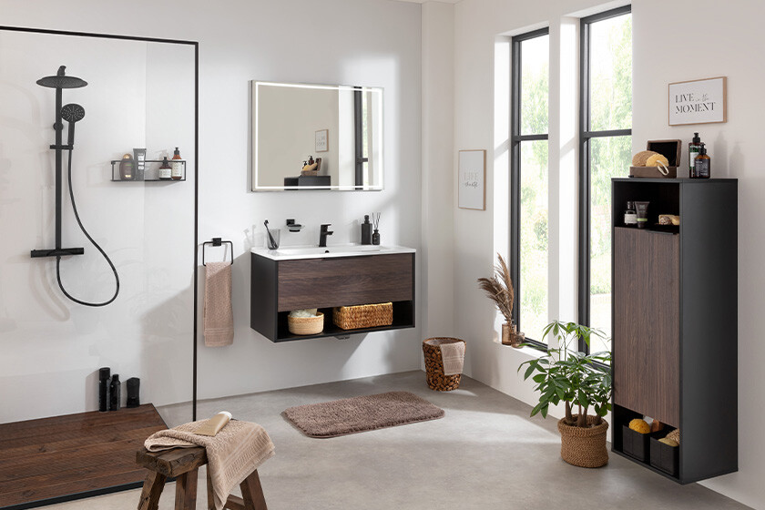 Modernes Badezimmer mit Dusche, Waschbecken und Fenster Modernes Badezimmer mit Dusche, Waschbecken und Fenster