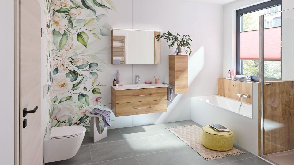 Holzverkleidung an Badewanne