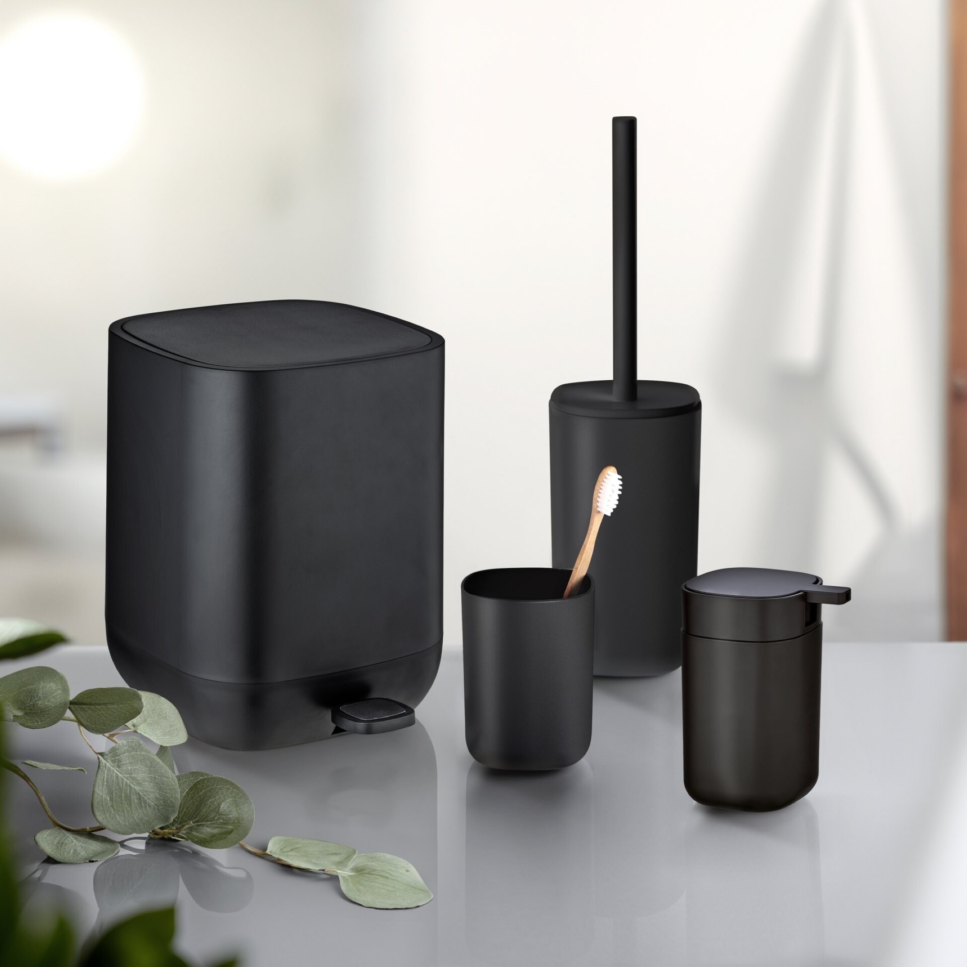 WENKO DAVOS Accessoire Set, Schwarz, Zahnputzbecher, Seifenspender, WC-Garnitur, Kosmetikeimer