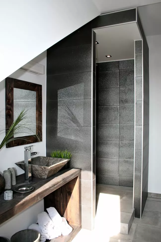 Badezimmer mit Dusche unter der Dachschräge Badezimmer mit Dusche unter der Dachschräge