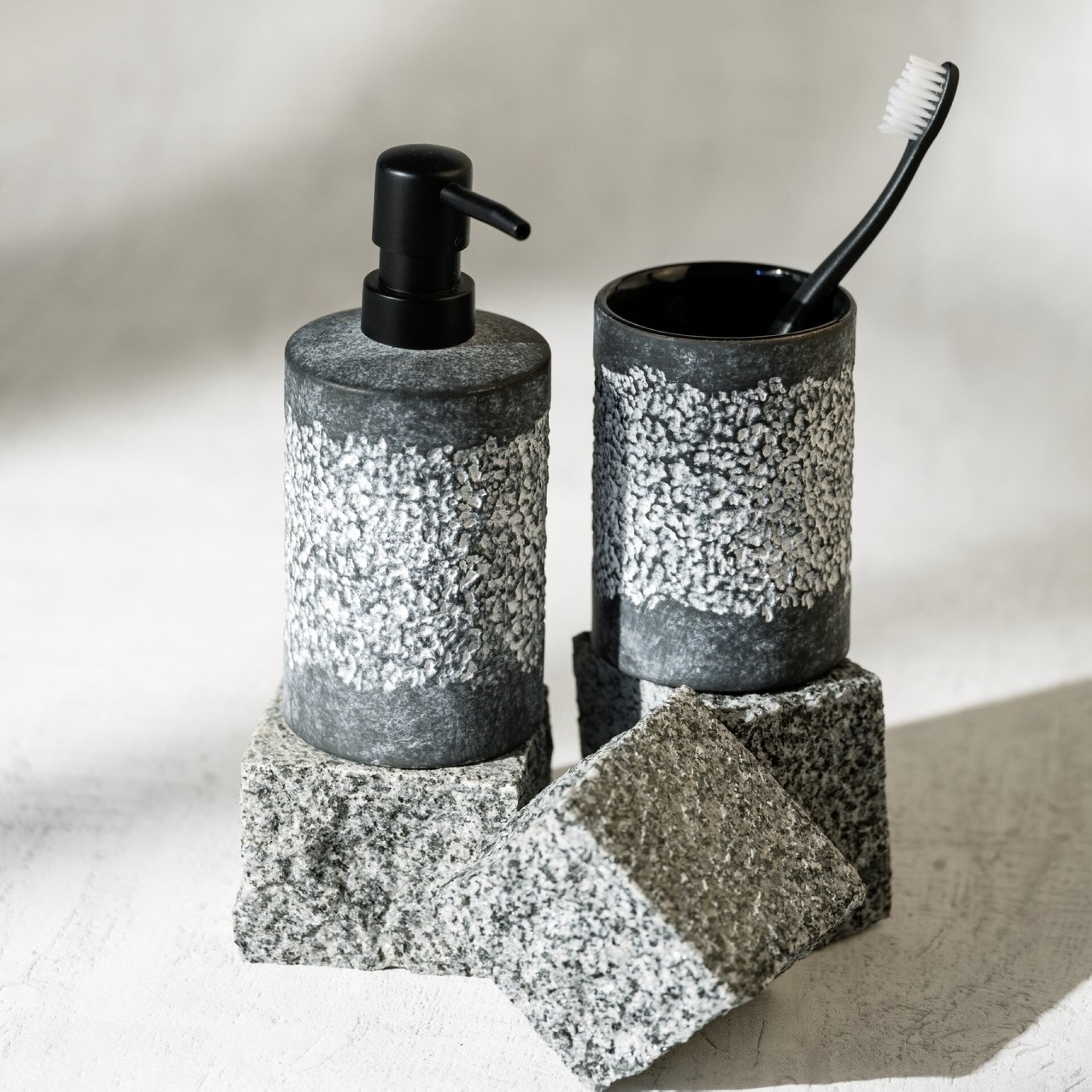 WENKO ANFO Accessoire Set, Grau, Zahnputzbecher, Seifenspender, WC-Garnitur, Keramik
