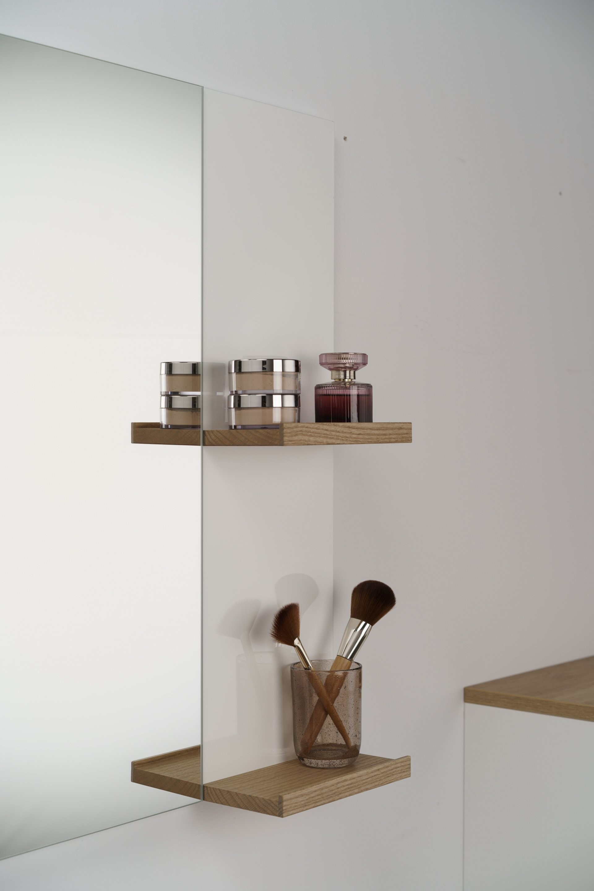 BADEDU HIERA Spiegel 79 cm breit, Weiß, zwei Ablagen