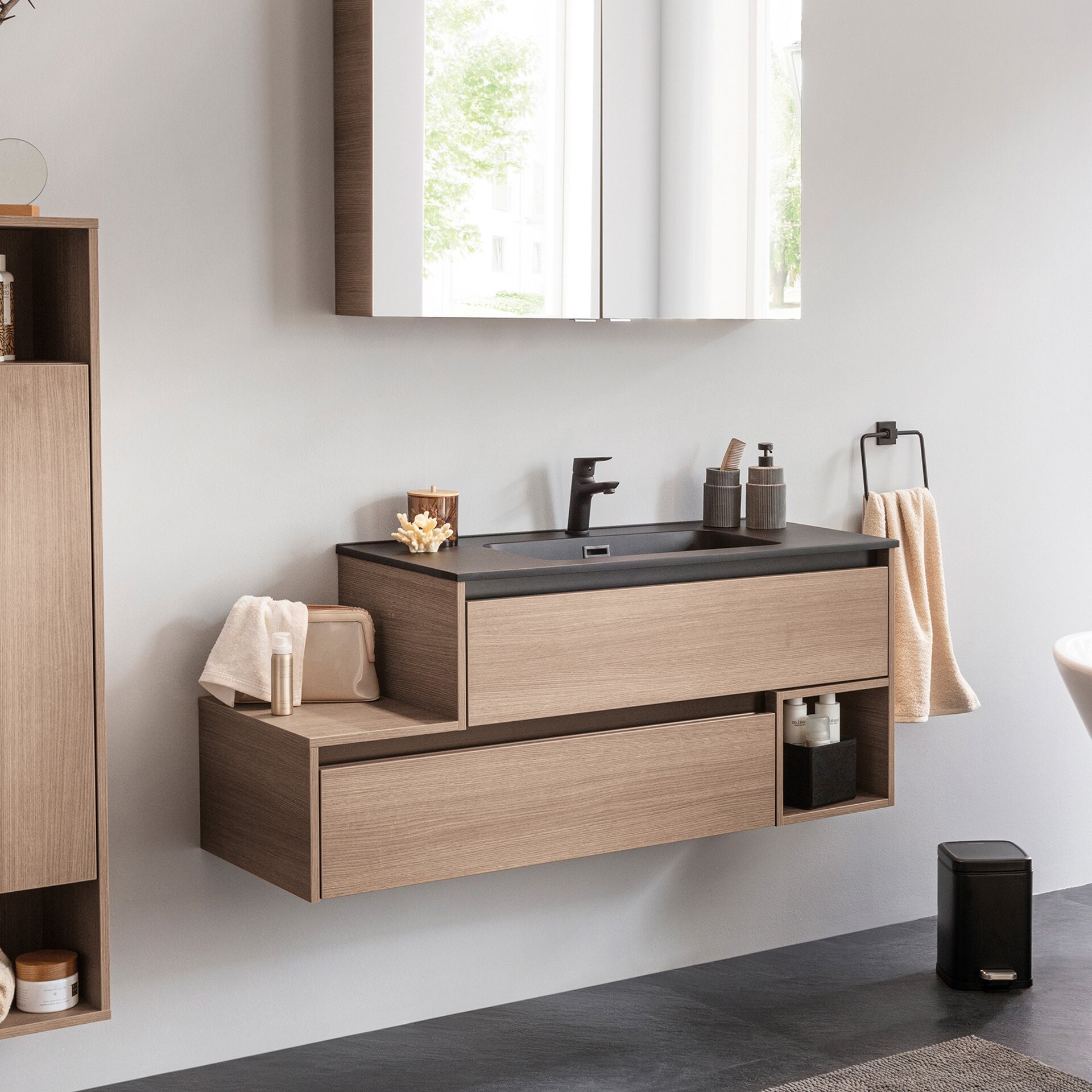 FACKELMANN VITA Waschbeckenunterschrank 129 cm breit, Braun hell, mit schwarzen Blenden, 1 Fach, Ablage links, asymmetrisch FACKELMANN VITA Waschbeckenunterschrank 129 cm breit, Braun hell, mit schwarzen Blenden, 1 Fach, Ablage links, asymmetrisch