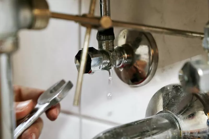 Waschbecken montieren: Eckventile prüfen Waschbecken montieren: Eckventile prüfen