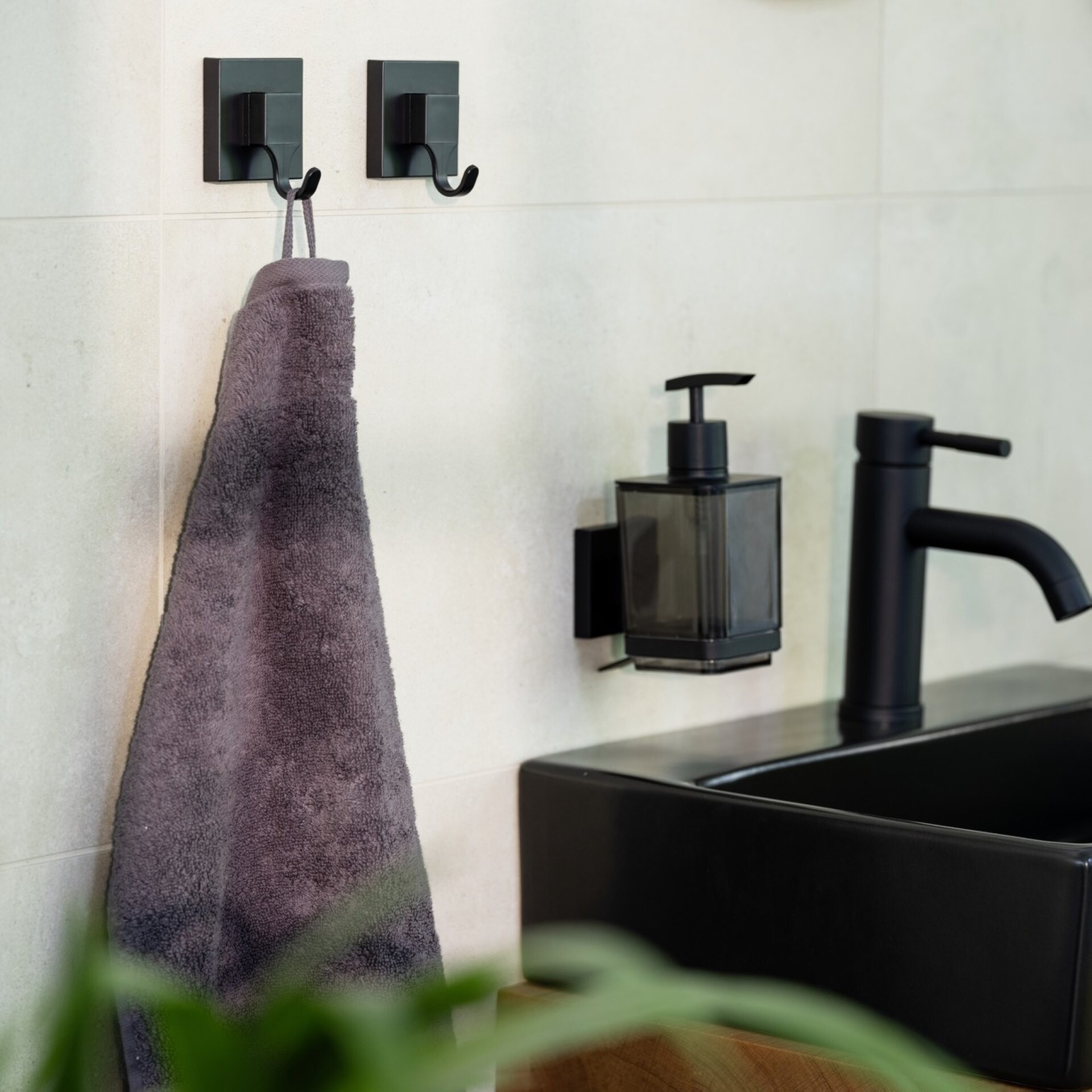 WENKO QUADRO Seifenspender 340 ml, Schwarz, Edelstahl rostfrei, Vacuum-Loc