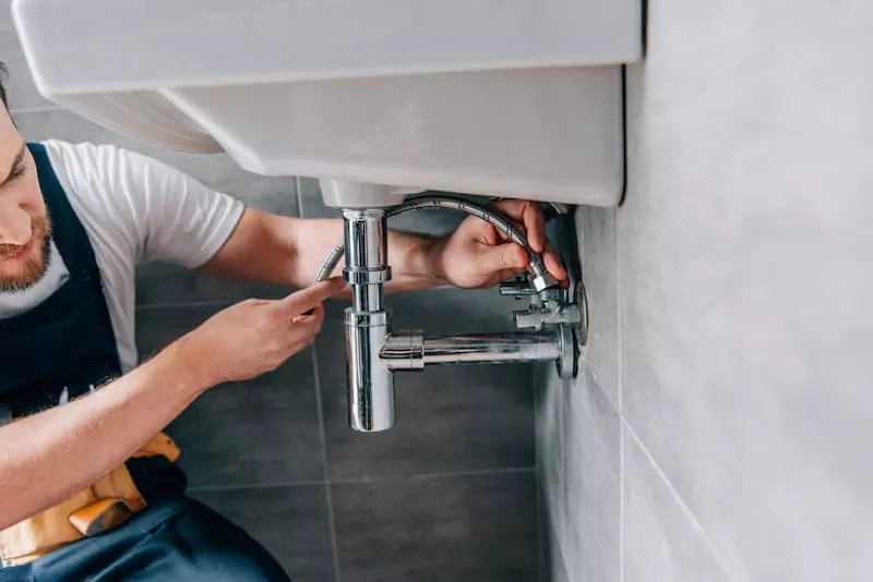 Waschbecken montieren: Schläuche verbinden Waschbecken montieren: Schläuche verbinden