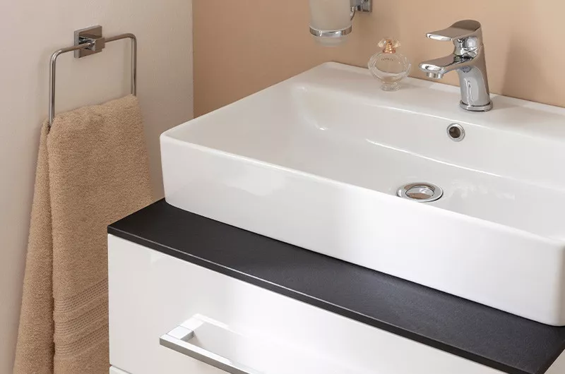 Waschtischarmatur auf dem Becken montieren Waschtischarmatur auf dem Becken montieren