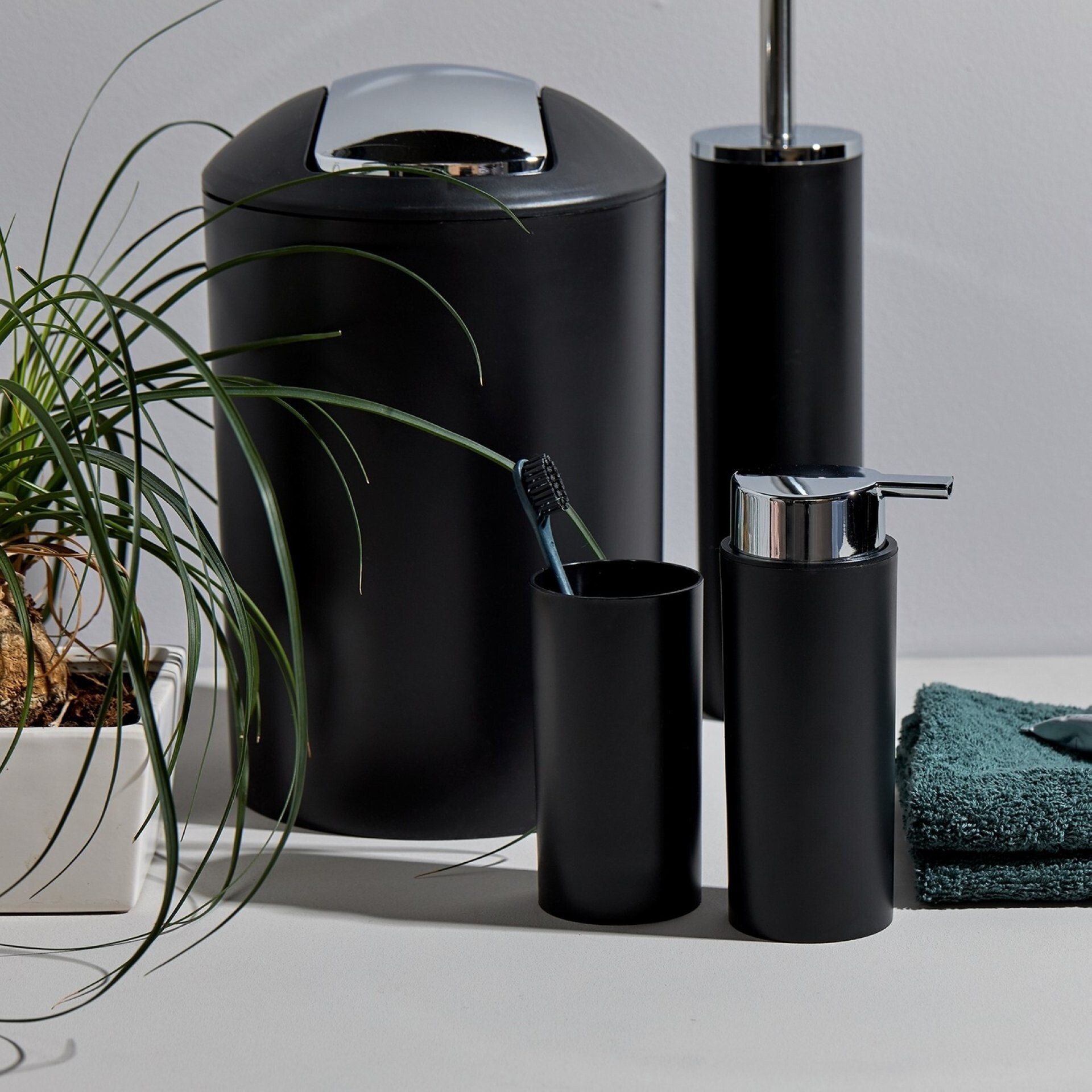 WENKO CALVO Accessoire Set, Schwarz, Zahnputzbecher, Seifenspender, WC-Garnitur, Kosmetikeimer