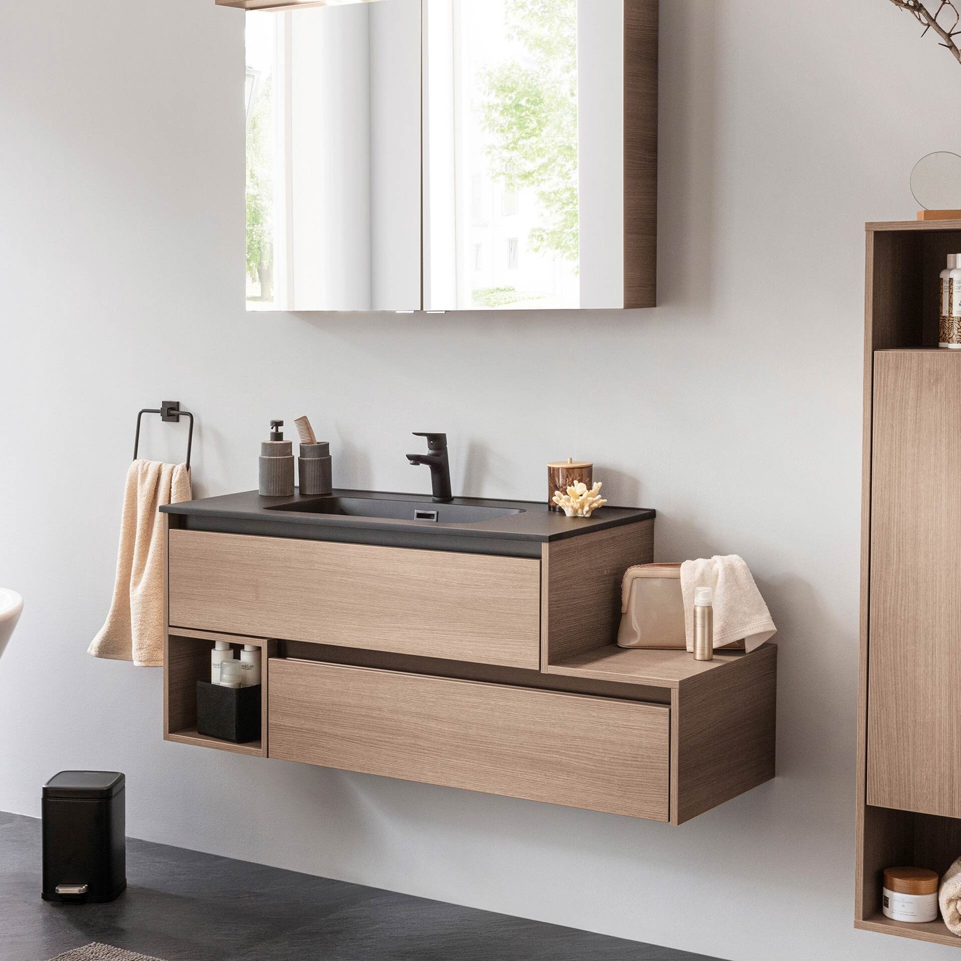 FACKELMANN VITA Waschbecken mit Unterschrank 129 cm breit, Braun hell, Waschbecken Gussmarmor Schwarz matt, Ablage rechts, asymmetrisch