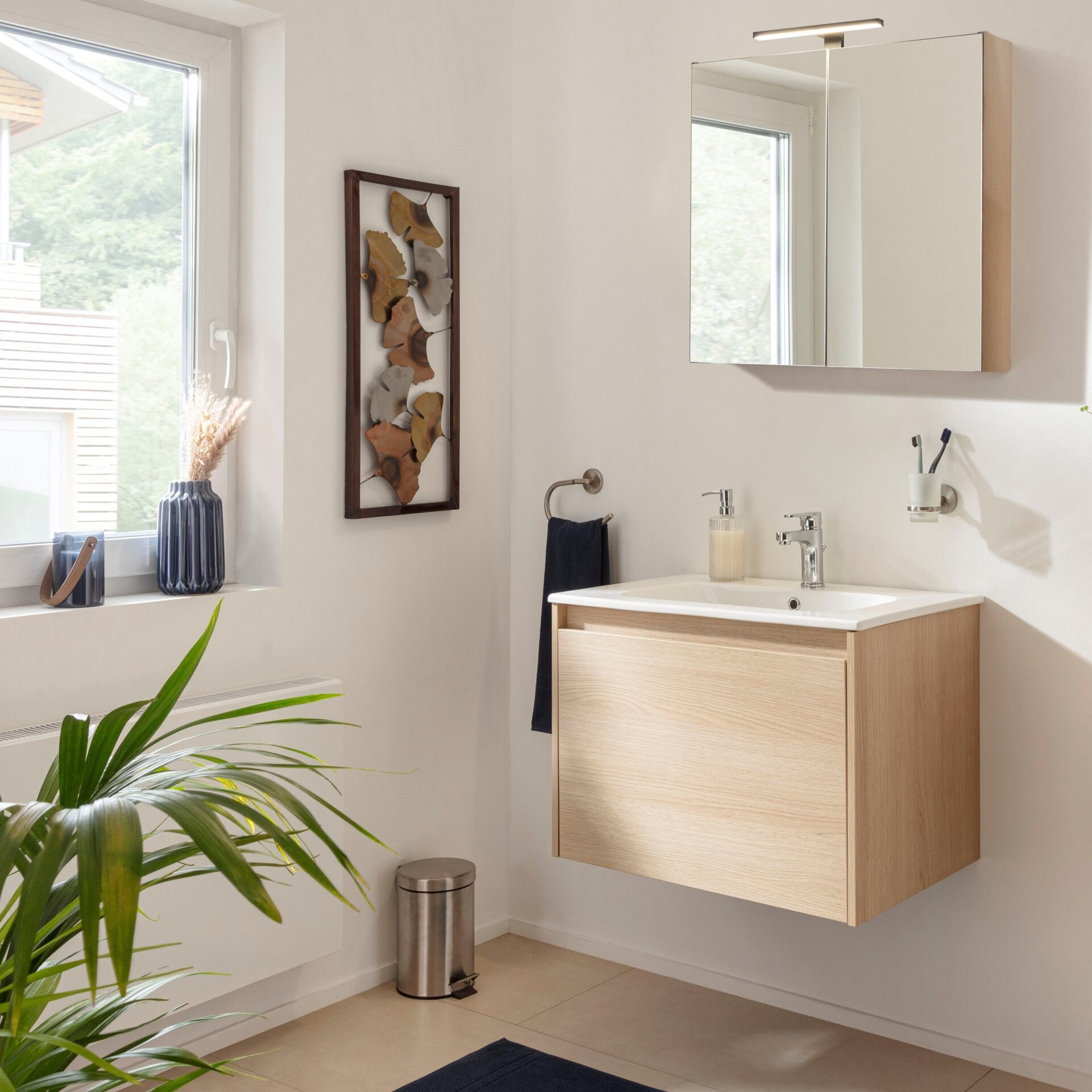 FACKELMANN COMPACT LINE Waschtisch Set mit Spiegelschrank 71 cm breit, Braun hell, Waschbecken Keramik Weiß, inklusive Aufsatzleuchte und Energie Box, 1 Schublade