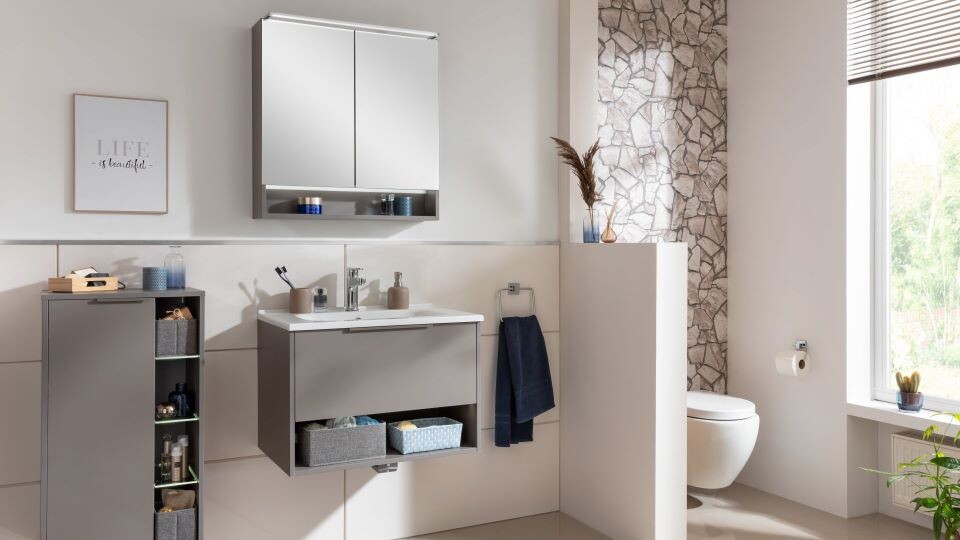 Modernes Bad mit Stein-Tapete