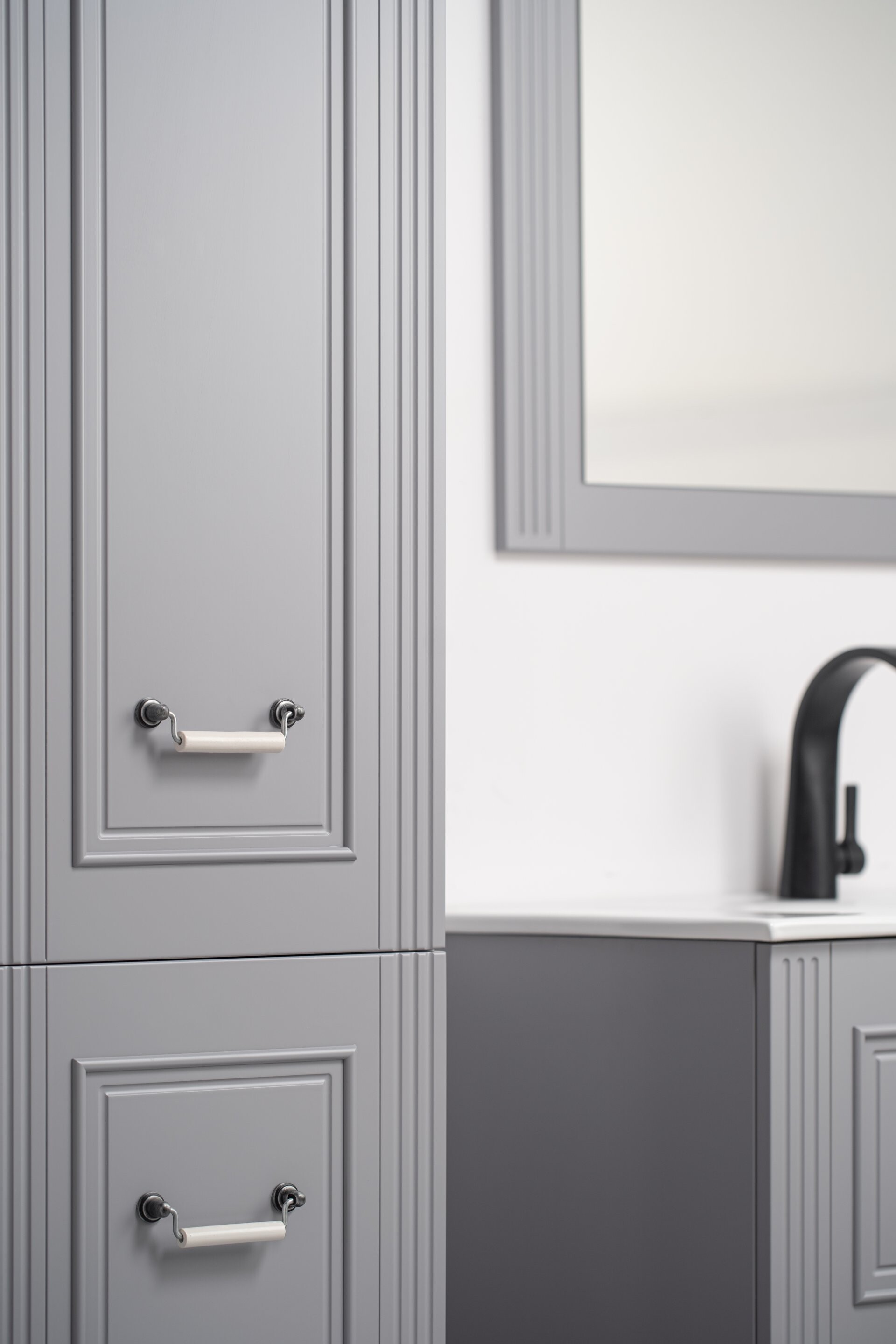 BADEDU RILA Waschbecken mit Unterschrank 60 cm breit, Grau matt, Waschbecken Keramik Weiß, mit Füßen