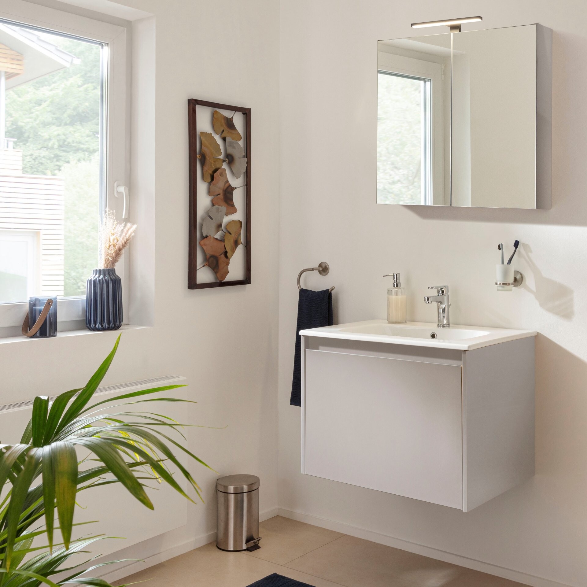 FACKELMANN COMPACT LINE Waschtisch Set mit Spiegelschrank 71 cm breit, Grau, Waschbecken Keramik Weiß, inklusive Aufsatzleuchte und Energie Box, 1 Schublade