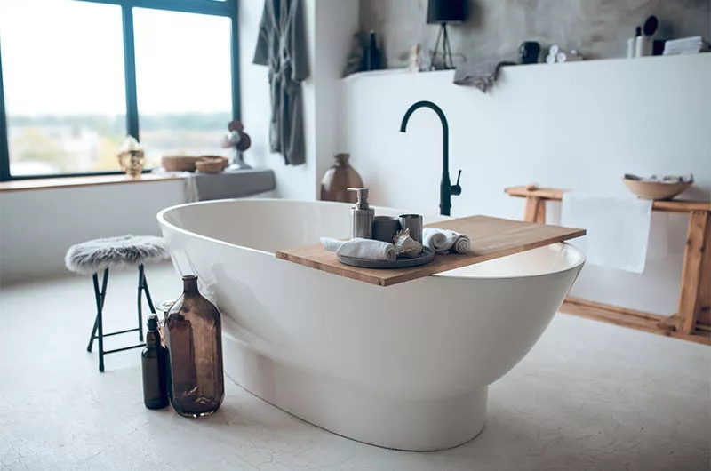 Badewanne im Landhaus-Bad im Skandi-Stil Badewanne im Landhaus-Bad im Skandi-Stil