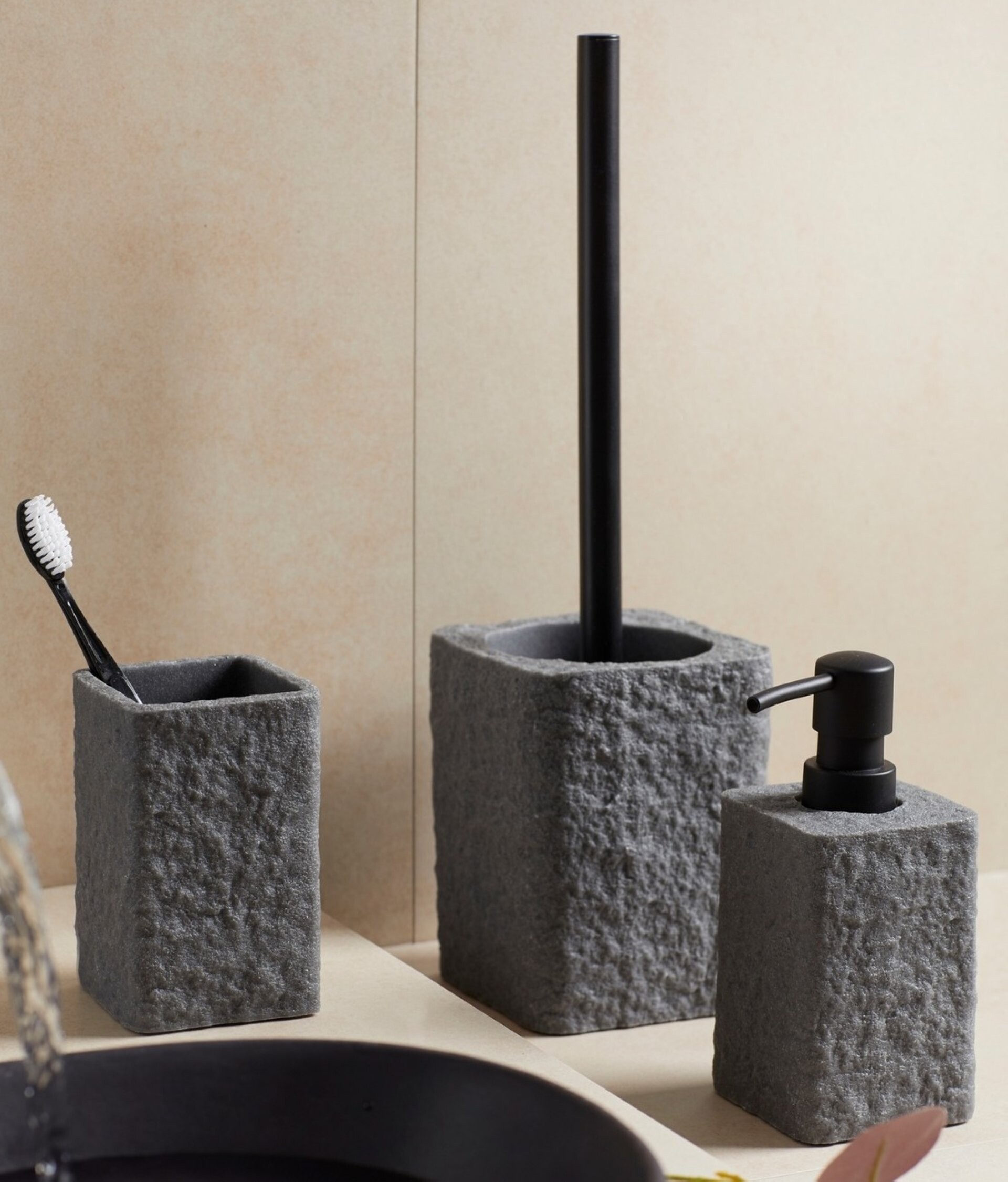 WENKO VILLATA Accessoire Set, Grau, Zahnputzbecher, Seifenspender, WC-Garnitur