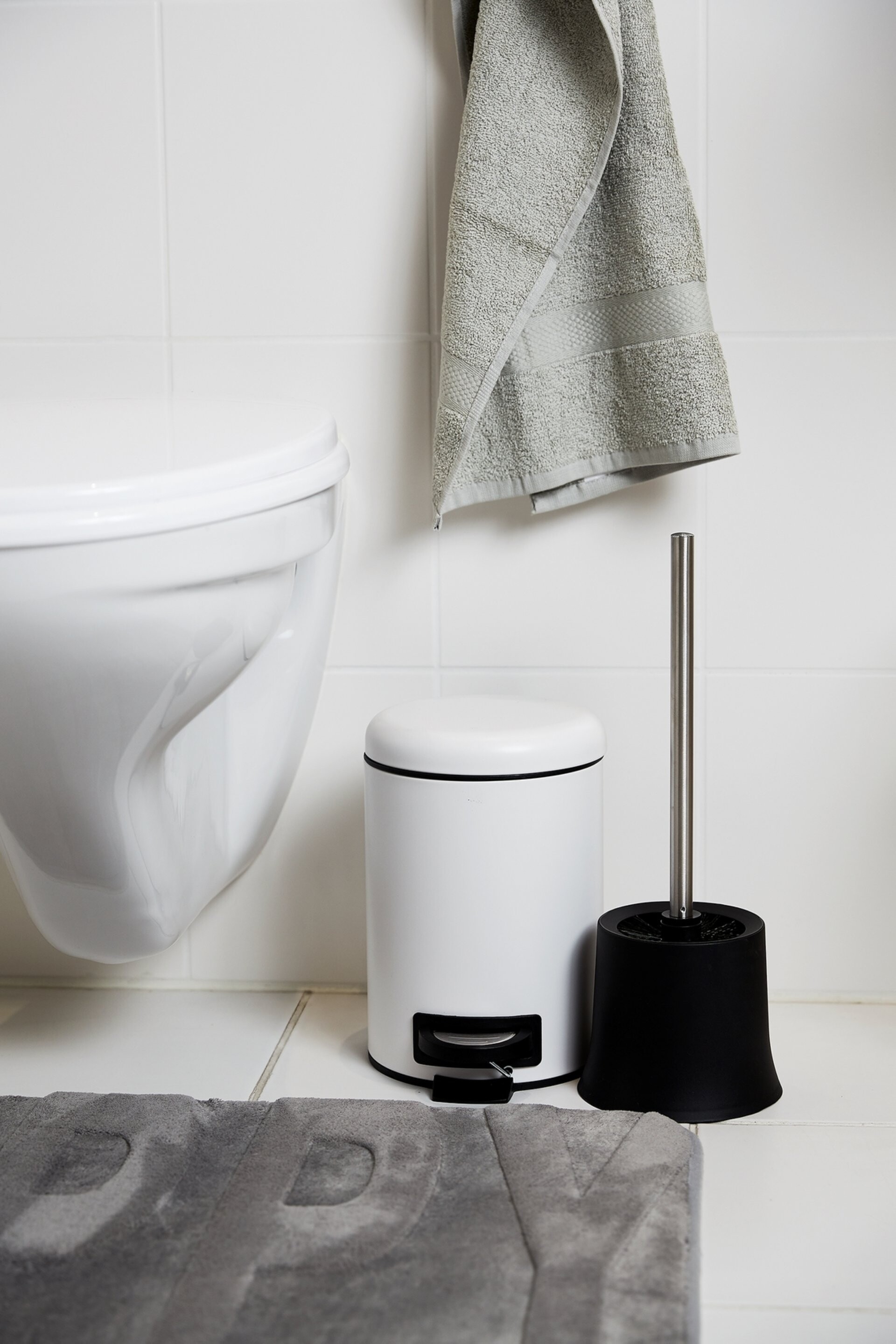 WENKO BASIC WC-Garnitur, Schwarz, 2er Set
