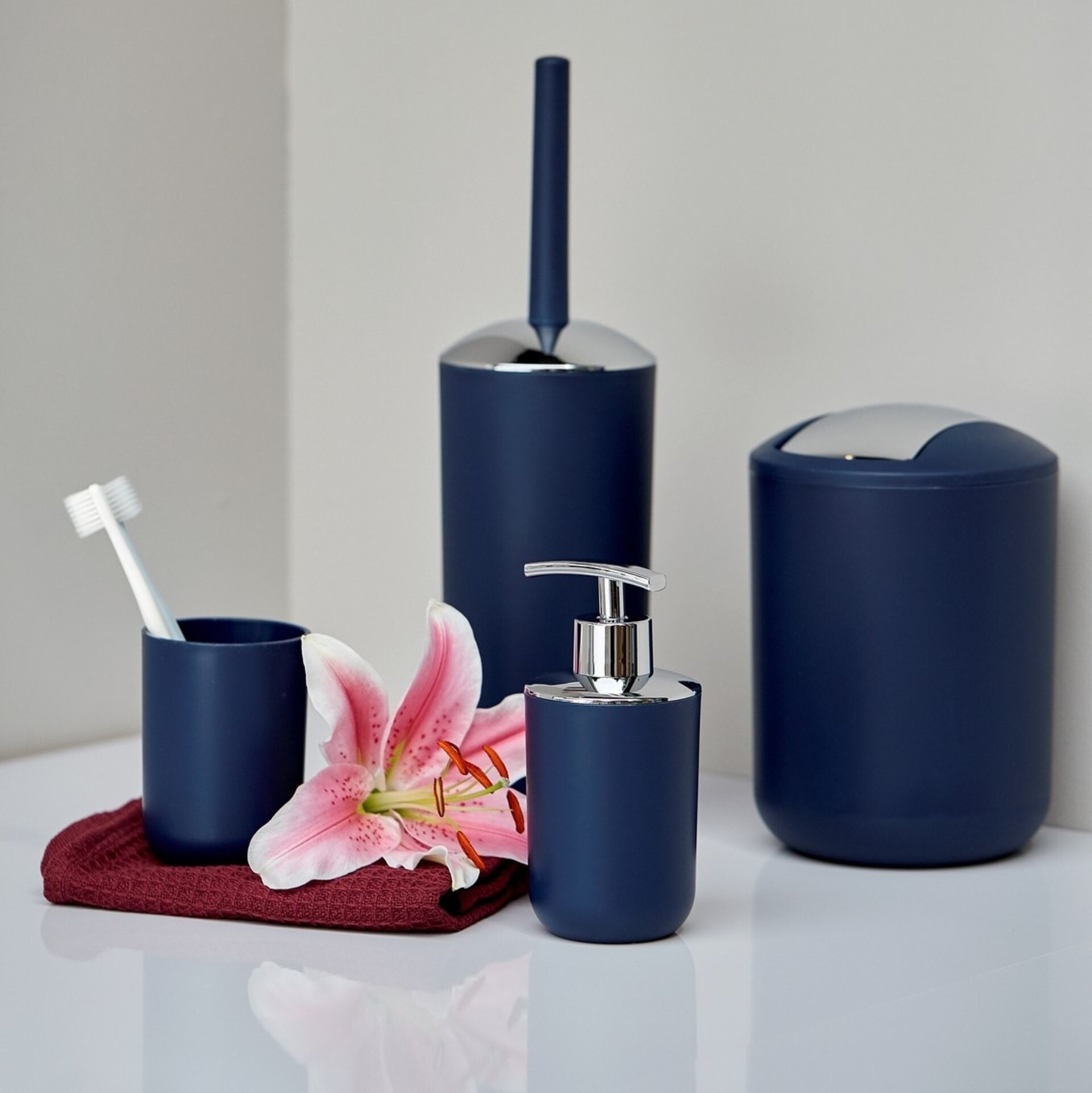 WENKO BRASIL Accessoire Set, Blau, Zahnputzbecher, Seifenspender, WC-Garnitur, Kosmetikeimer