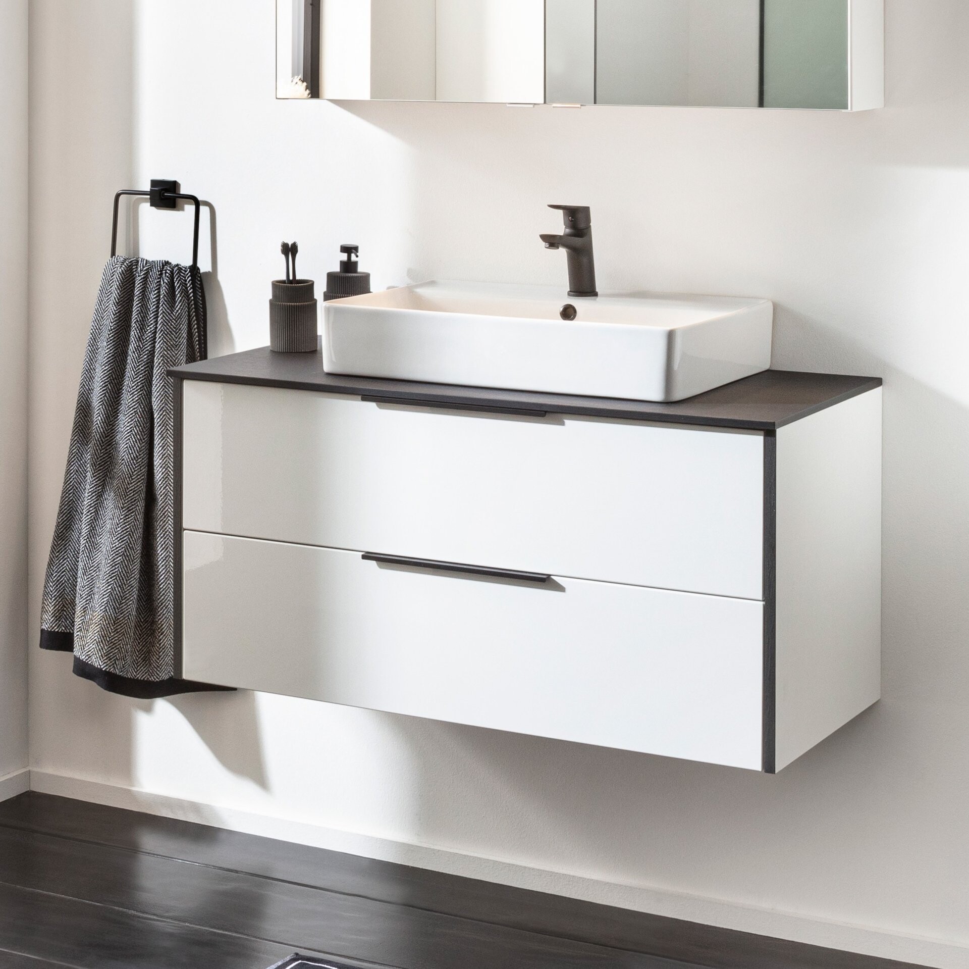 FACKELMANN FLAIR Waschbeckenunterschrank 101 cm breit, Weiß/Anthrazit Waschtischplatte Schwarz Schieferstruktur