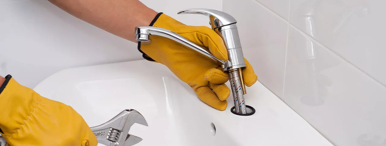 So gelingt die Waschtischarmaturen-Montage So gelingt die Waschtischarmaturen-Montage