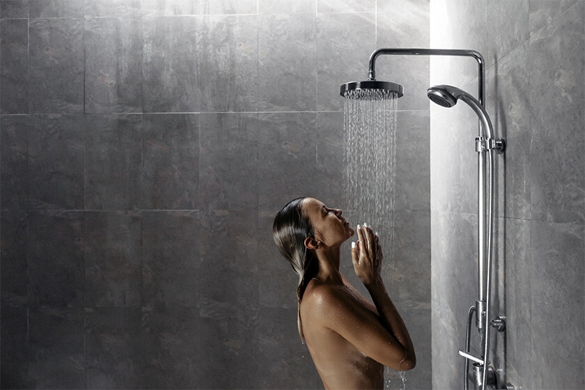 Frau unter der Regendusche Frau unter der Regendusche
