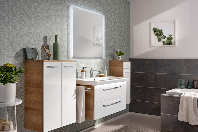Elegantes Badezimmer mit mit weiß/braunen Badmöbeln Elegantes Badezimmer mit mit weiß/braunen Badmöbeln