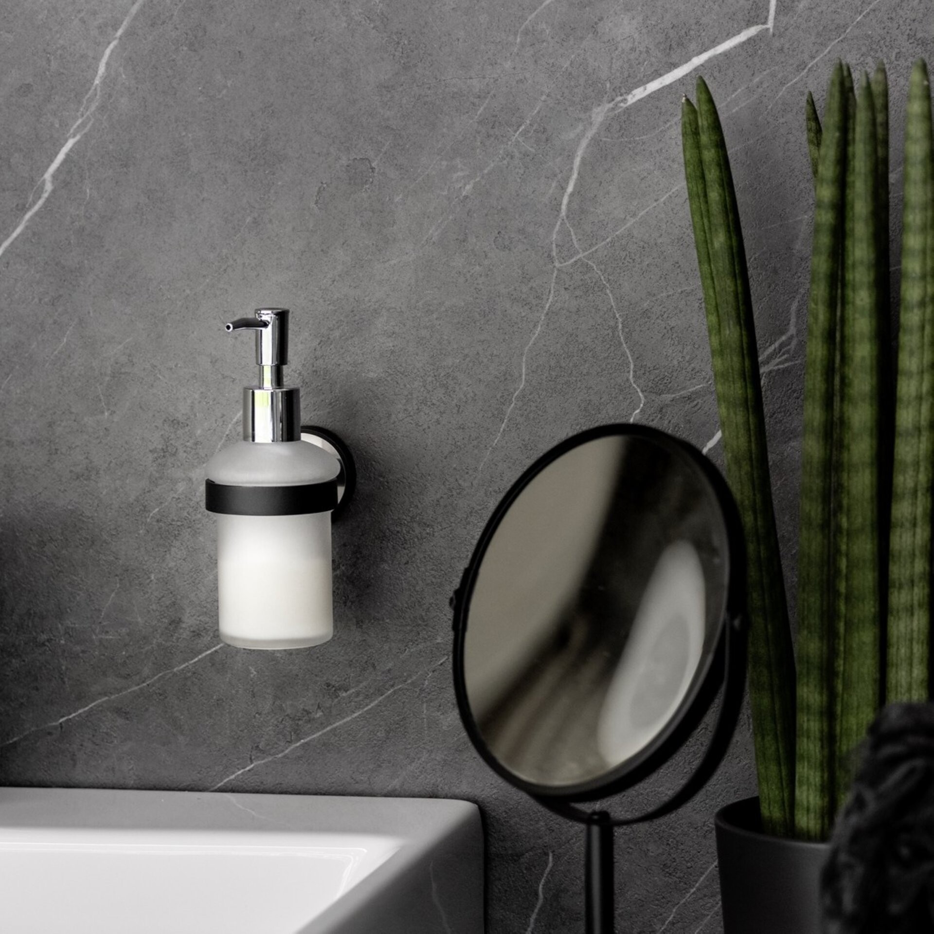 WENKO UDINE Seifenspender 200 ml, Schwarz/Silber, Edelstahl rostfrei, UV-Loc